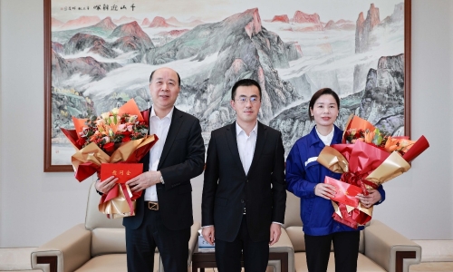 致敬勞動(dòng)者丨桐鄉(xiāng)市委書(shū)記于會(huì)游“五一”前走訪慰問(wèn)桐昆勞模！